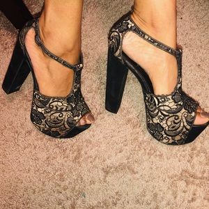 JESSICA SIMPSON, platform high heels.